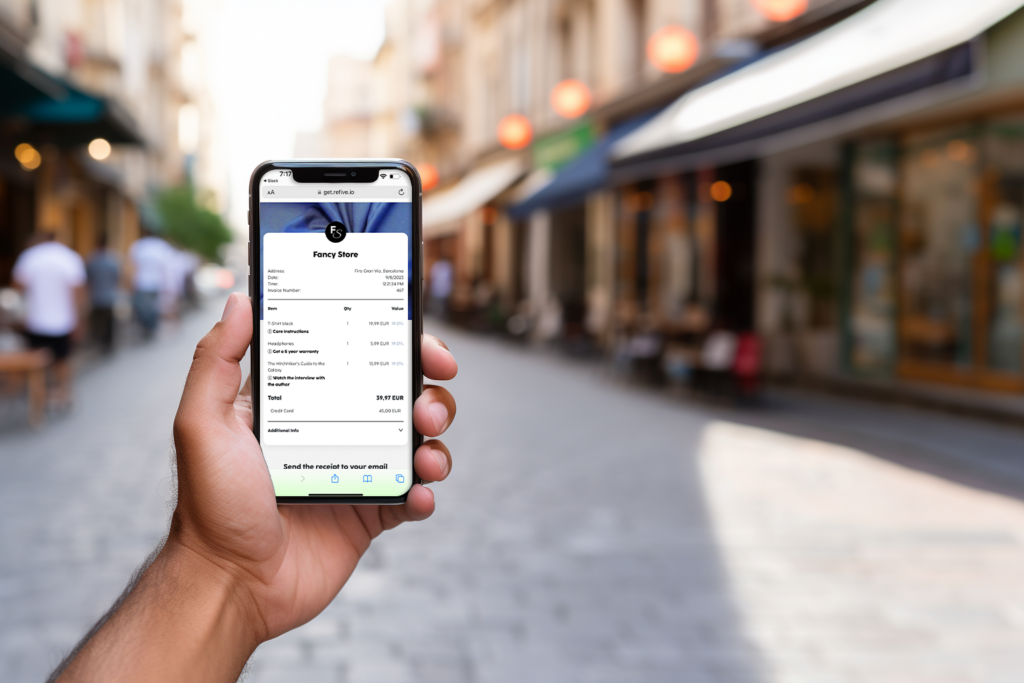 Hand hält Smartphone mit digitalem refive-Kassenbon auf get.refive.io, im Hintergrund eine europäische Einkaufsstraße